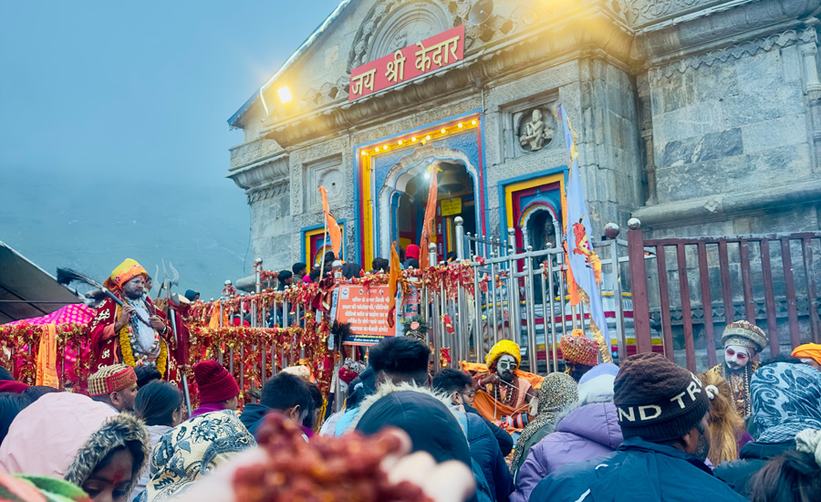 Evening aarti at Kedarnath Temple—sacred chants, glowing diyas, and divine energy echoing through the Himalayan silence