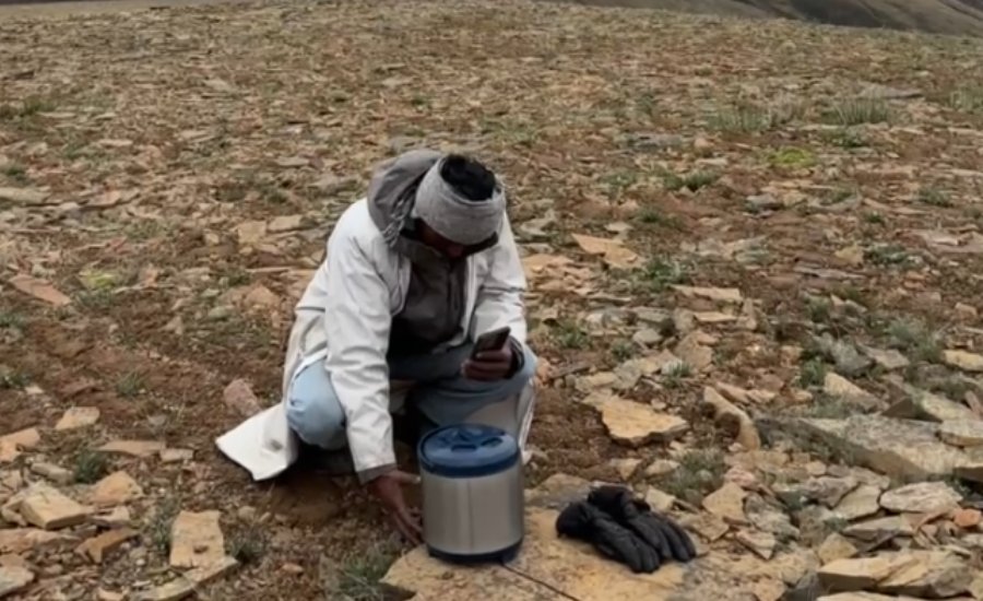 Kitchen staff serving warm Aam Panna on the Kanamo Peak trail