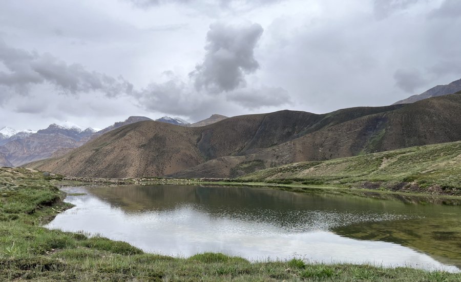 Lunch beside a beautiful alpine lake on the Kanamo Base Camp trek