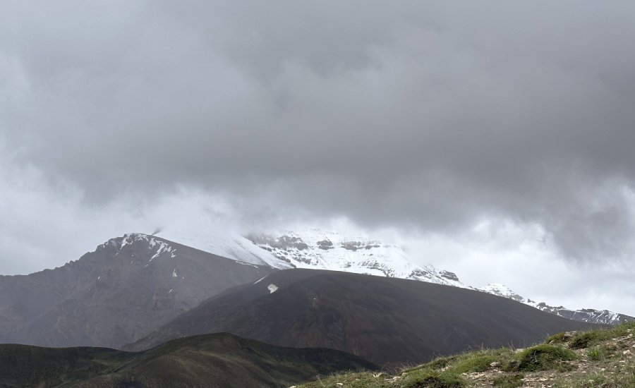 First clear view of Kanamo Peak from the trekking trail